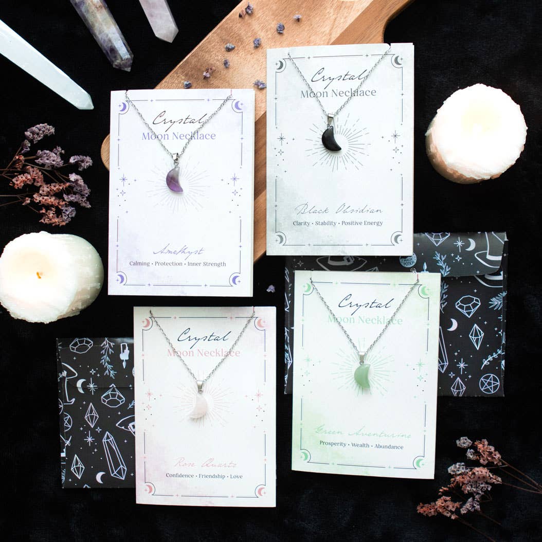 Collier de lune en cristal de quartz rose sur carte de vœux