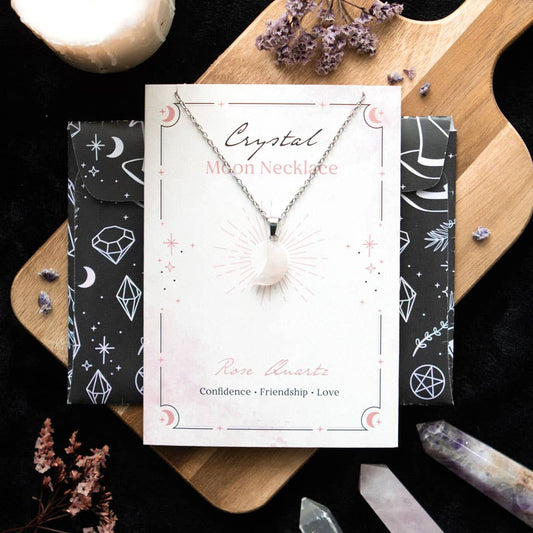Collier de lune en cristal de quartz rose sur carte de vœux